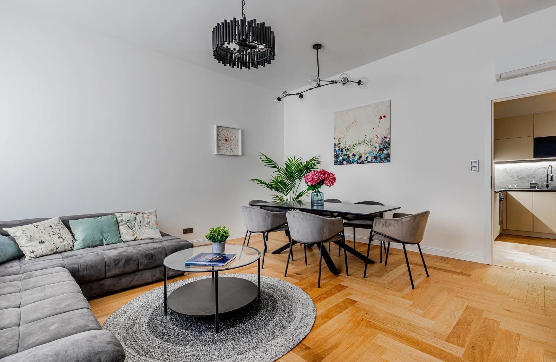 Ikonikus Bauhaus otthon a belváros legelőkelőbb tengelyén — 1. fotó